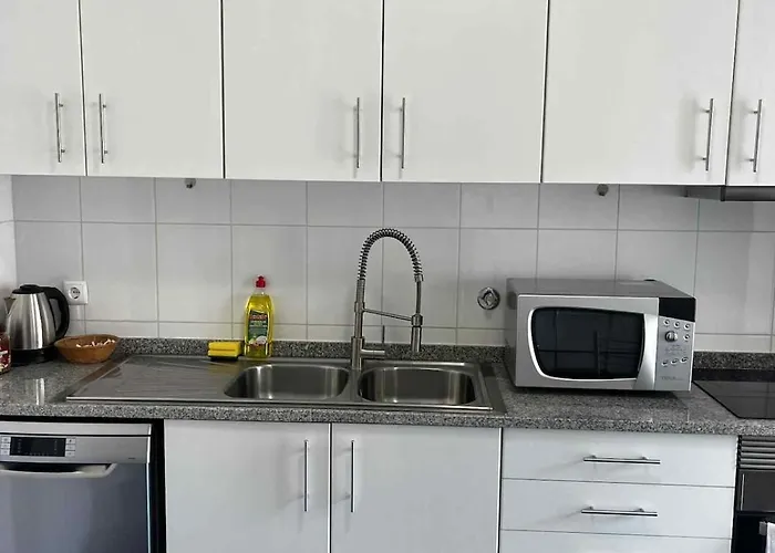 Island Heart- Family Retreat- Free Parking Garage شقة