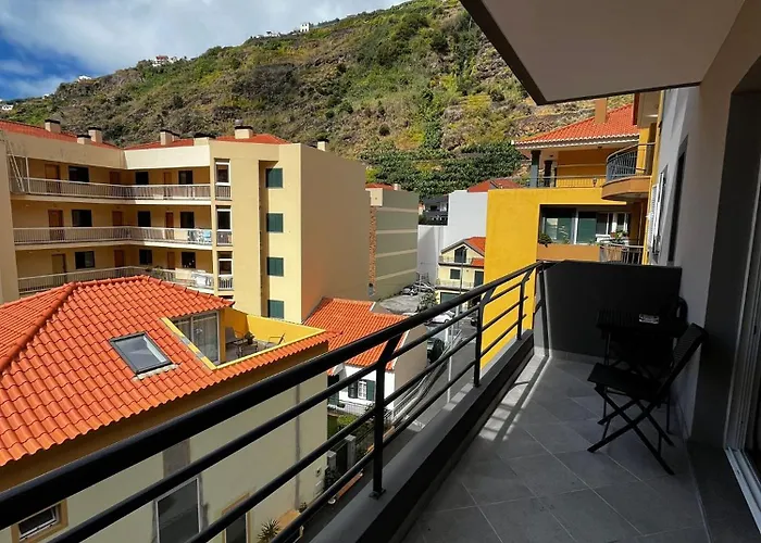 Island Heart- Family Retreat- Free Parking Garage *