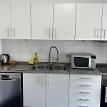 Island Heart- Family Retreat- Free Parking Garage شقة