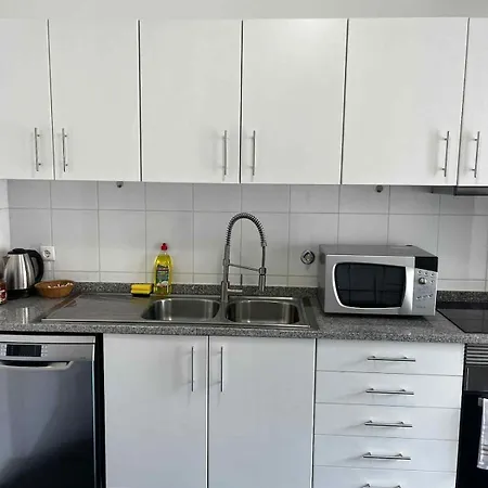 Island Heart- Family Retreat- Free Parking Garage شقة