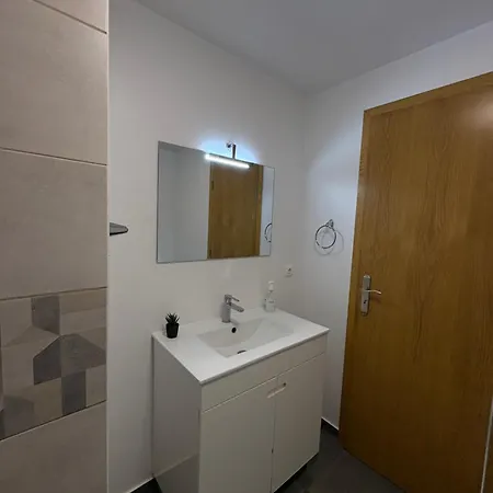 Island Heart- Family Retreat- Free Parking Garage