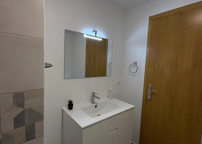 Island Heart- Family Retreat- Free Parking Garage